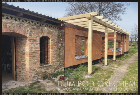 DŮM POD OŘECHEM | Novostavba domu v Nové Vsi III. u Kouřimi. Objekt postupně stoupá ke stromu. Vstupní partie.